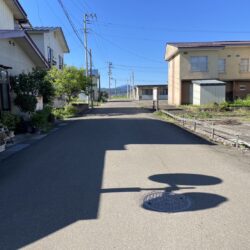 西側道路。幅員6.3ｍもあるため車の出入りも問題ありません。周辺