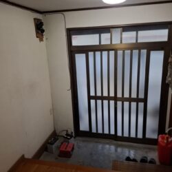 土間の広々とした開放的な玄関。外で使用するガーデニング用品などを置くのに便利です。玄関