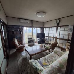 9帖のリビングルームは家具の配置を工夫することで、居心地の良い空間になります。居間