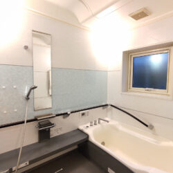 バスルームは天井も高く洗い場スペースもゆったりと確保。風呂