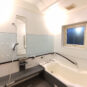 風呂 バスルームは天井も高く洗い場スペースもゆったりと確保。