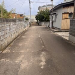 前面道路は42条2項道路のためセットバックが必要です。