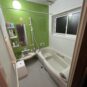 風呂 毎日の疲れを取るバスルーム。緑は心身をリラックスさせる効果があるのでゆっくり湯船に浸かる時間も大切です。