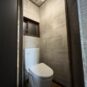 トイレも洗面スペースと同じダウンライトを採用しておりオシャレな空間となっております。
