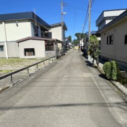 南側道路。車通りが少なく静かな場所です。角地は人目につくため防犯性が高いというメリットもあります。周辺