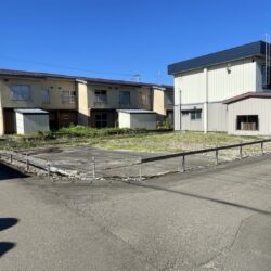 〈北秋田市鷹巣：宅地〉南西角地の約62坪の宅地です。日当たり良好でゆとりのある建築計画が可能です。