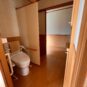 バリアフリーのトイレとなっており、トイレ内もゆったり造られています。両側から出入りできます。