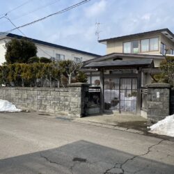 〈北秋田市栄：中古住宅〉セブンイレブンまで徒歩約2分。県道や国道へのアクセス良好な立地です。