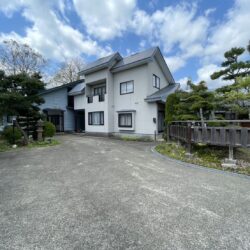 緑の木々に囲まれて、自然の中で生活を楽しむことができます。外観