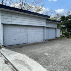 4台駐車できるシャッター付きの車庫があります。外観