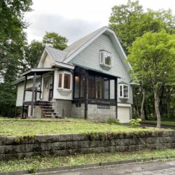 人気の温泉エリアまでも車でわずか30分以内の立地。シャッター付きの車庫には2台停められます。外観