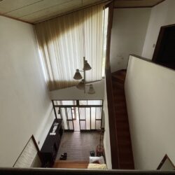 吹き抜け玄関は高い位置に窓を設けているため自然光を取り込み、開放的な空間です。玄関