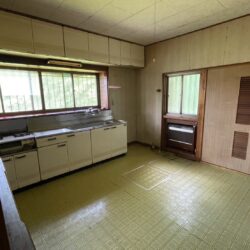 勝手口のあるキッチンは便利ですね。ダイニングテーブルを置くスペースも十分ございます。キッチン