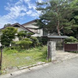約225.11坪の広大な敷地。四季折々を感じられるお庭がございます。外観