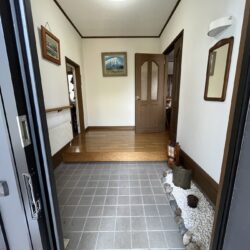 窓からの光で明るく、帰宅した時に「ホッと安心する」玄関です。玄関