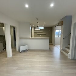 家族が集まりやすい開放的なリビングです。居間