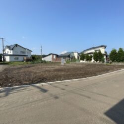 〈北秋田市綴子：宅地〉約210坪の広大な敷地。駐車場は3台以上のスペース、広い庭の設置も可能で、建物に関しても十分な広さを確保できます。
