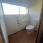 広々としたトイレは出入りもしやすいです。大きい窓を設置しているため明るい空間になっています。