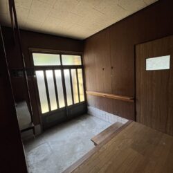 広い玄関ホールには、シューズクロークや収納棚を設置できます。玄関