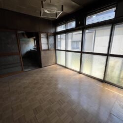 日差しが部屋に差し込み、居心地の良い空間です。居間