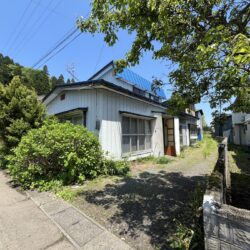 〈北秋田市坊沢：中古戸建〉約104坪の敷地。車庫付きの中古戸建です。リフォーム・リノベーションで希望の空間を作り出してみませんか。