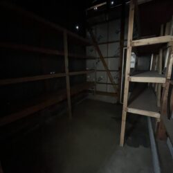 物置きには木製の棚がありますので、探しやすいように整理することができます。