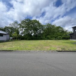 〈北秋田市上杉：宅地〉豊かな緑に恵まれた約136坪の敷地です。建築条件がございませんので理想のお家作りができます。
