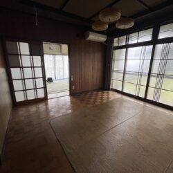 大きい窓のある風除室とつながっており、大容量の洗濯物を干せます。居間