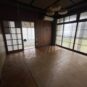 居間 大きい窓のある風除室とつながっており、大容量の洗濯物を干せます。