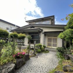 〈北秋田市栄：中古住宅〉セブンイレブンまで徒歩約2分。県道や国道へのアクセス良好な立地です。