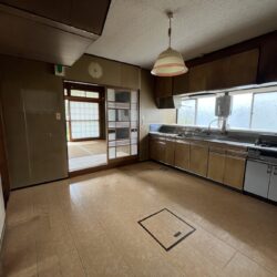 キッチン・ダイニングスペースも十分確保されており、作った料理をそのまま食卓へ出すことが出来ます。キッチン