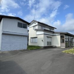 田園風景を身近に感じることができ、静かで落ち着いた暮らしができます。シャッター付きの車庫があり冬場は雪から車を守れます。外観