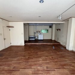 1階は約15坪の店舗としてご使用できます。