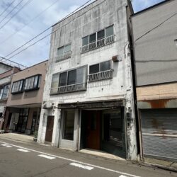 3階建て約47坪の店舗兼住宅になります。外観