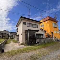 〈能代市東町：中古戸建〉小学校へ徒歩1分の5LDK一戸建て住宅。通学路が近いと安心です。