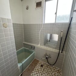 コンパクトな造りのお風呂場。給湯器の設置が必要です。風呂