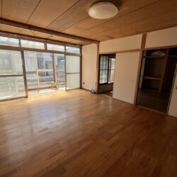 約11帖の縦長リビング。奥行きを活かしてレイアウトができます。居間