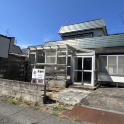 日当たり良好の南向きのお家です。買い物施設まで車で数分の距離に位置しています。外観