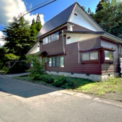 〈北秋田市根田：中古戸建〉木材を活かした温かみのある約58坪のお家です。自然に囲まれた静かな環境、新鮮な空気は癒やしの効果があります。