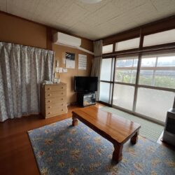 大きな窓から自然光が入り込み、部屋全体が明るく心地よい空間です。居間