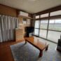 居間 大きな窓から自然光が入り込み、部屋全体が明るく心地よい空間です。
