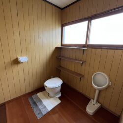 トイレは介護が必要になっても安心の広さです。汲み取り式のトイレです。リフォームのご相談もお受けしています。