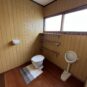 トイレは介護が必要になっても安心の広さです。汲み取り式のトイレです。リフォームのご相談もお受けしています。
