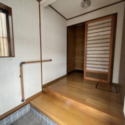 窓からの光で明るく、シューズボックスを備えた玄関です。玄関