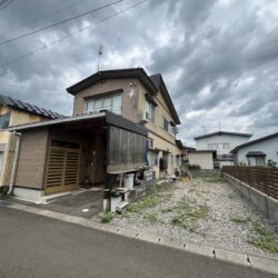 〈北秋田市東横町：中古戸建〉スーパーまで車で約2分の買い物にも便利な立地。ファミリーの方にもおすすめな4LKのお家です。