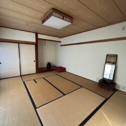 1階10畳和室。居住空間としてはもちろん来客用のスペースとしても使える十分な広さ。和室