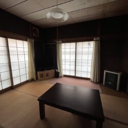 リビングは寝転んで寛げる和室の心地良さを堪能できます。居間