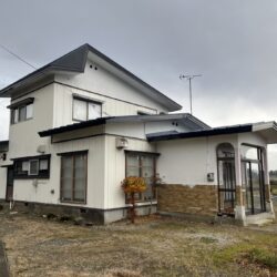 豊かな自然環境の中にある広々とした間取りのお家です。外観