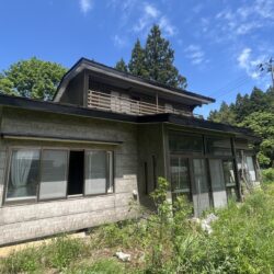 南向きの明るい室内には、陽光がたっぷりと差し込み、一日を通して快適な空間を演出。開放感のあるベランダ付きで、朝のコーヒータイムやガーデニング、休日のリラックスタイムにも最適です。外観