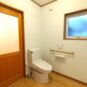 トイレのドアは引き戸のため安全性も高く、入り口を広く使うことができます。トイレは便座を交換します。